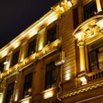 Designerskie oświetlenie elewacji – jak zmienić dom w dzieło sztuki?